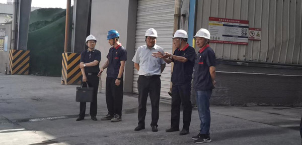 集團公司黨委委員、股份公司黨委書記、總經(jīng)理蔣培進到建材公司調(diào)研