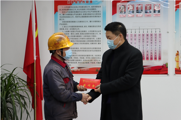 集團公司黨委委員、副總經(jīng)理胡新付到公司走訪慰問